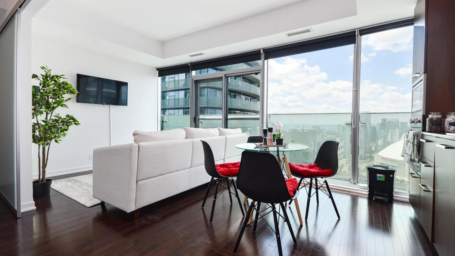 Downtown Toronto Condo Near Cn Tower, Scotiabank Arena, Rogers Centre, Union Station Apartment