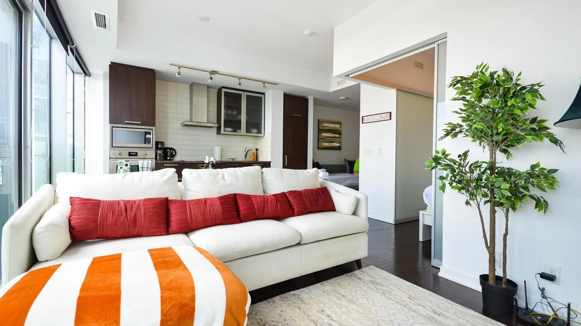Downtown Toronto Condo Near Cn Tower, Scotiabank Arena, Rogers Centre, Union Station 0*,