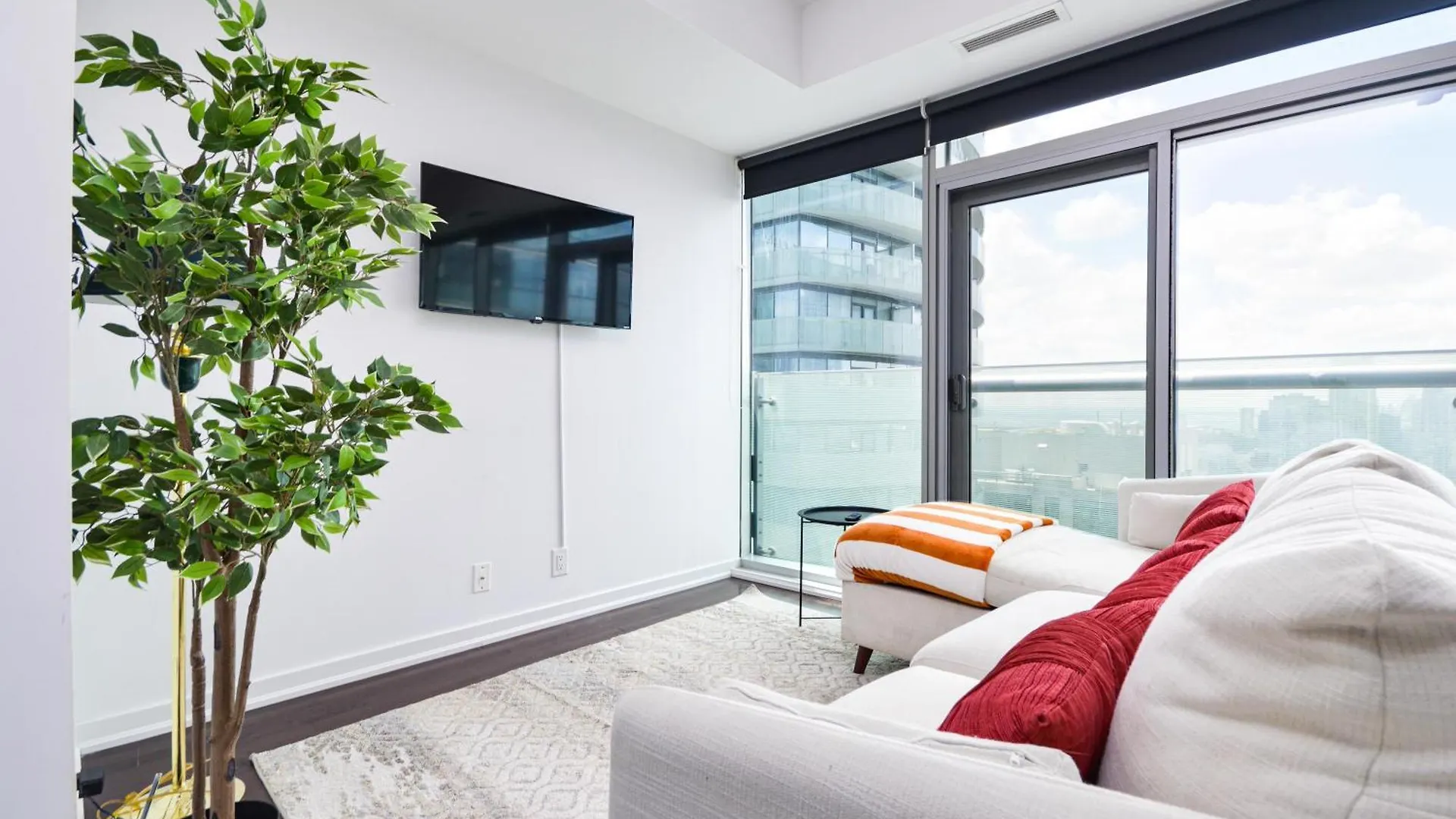 Downtown Toronto Condo Near Cn Tower, Scotiabank Arena, Rogers Centre, Union Station