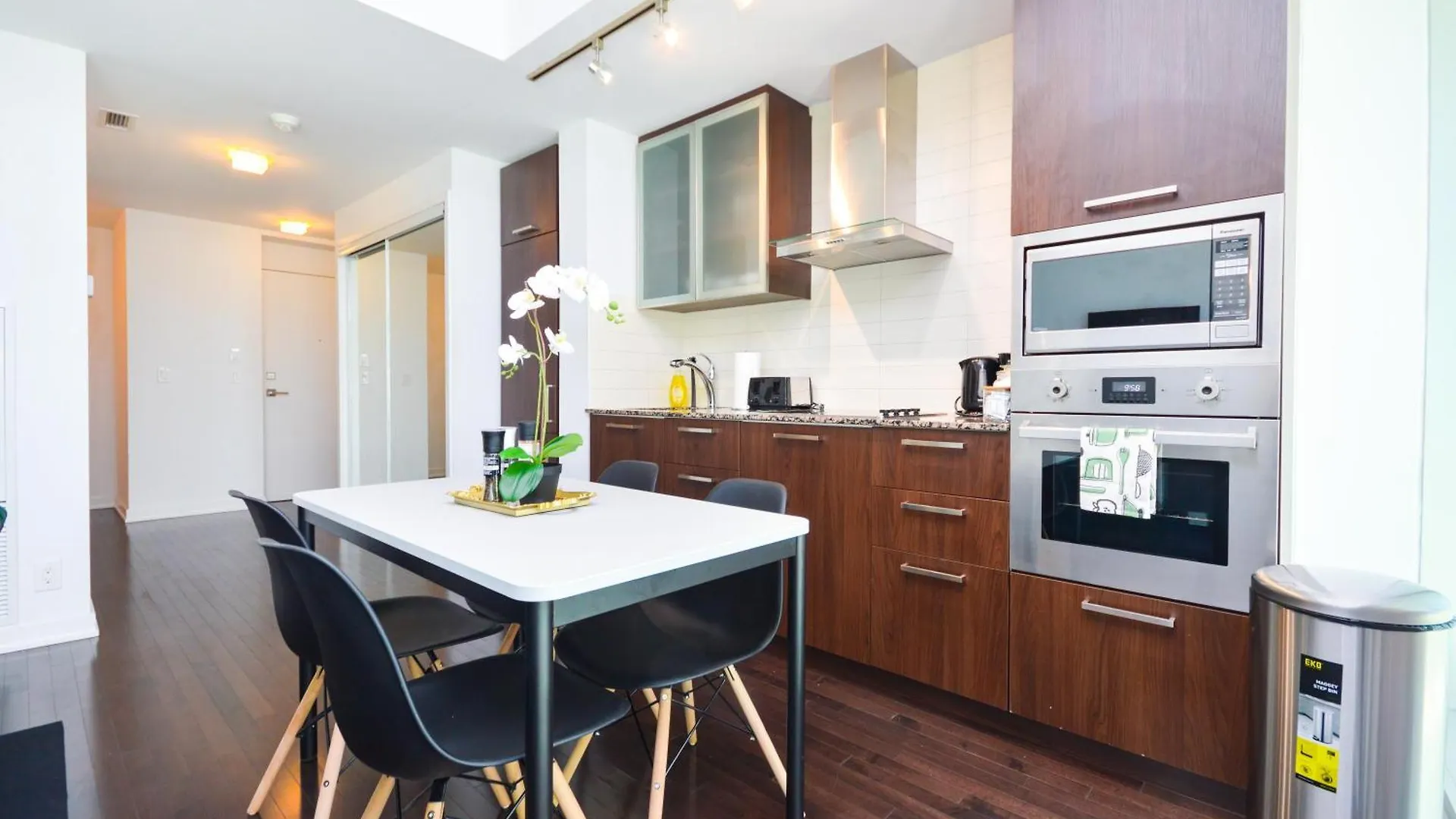 Downtown Toronto Condo Near Cn Tower, Scotiabank Arena, Rogers Centre, Union Station Apartment