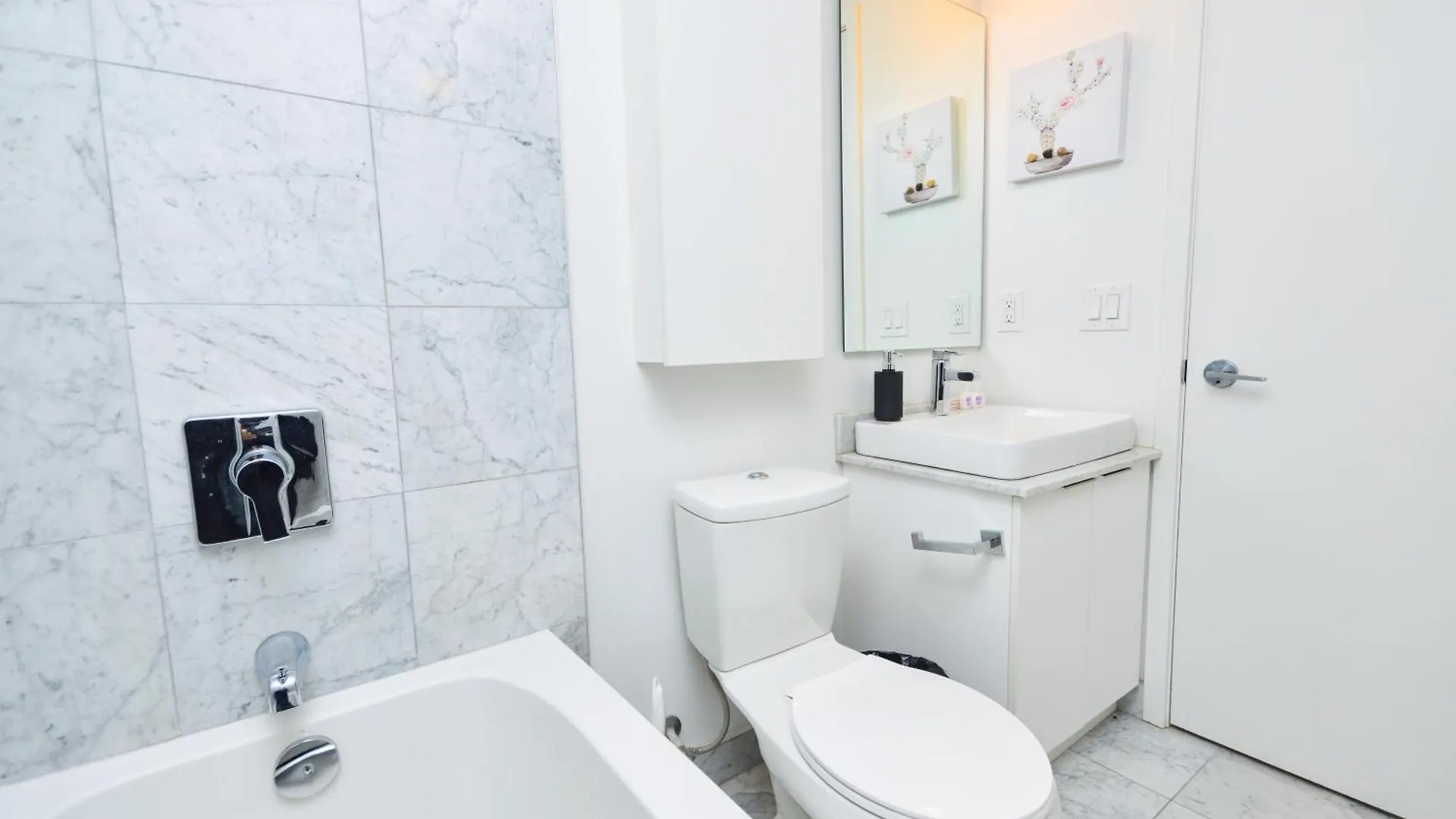 Downtown Toronto Condo Near Cn Tower, Scotiabank Arena, Rogers Centre, Union Station 0*,