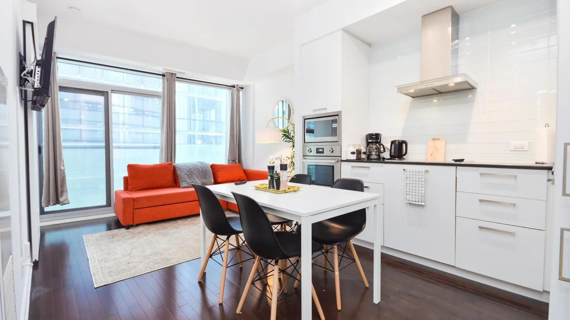 Downtown Toronto Condo Near Cn Tower, Scotiabank Arena, Rogers Centre, Union Station