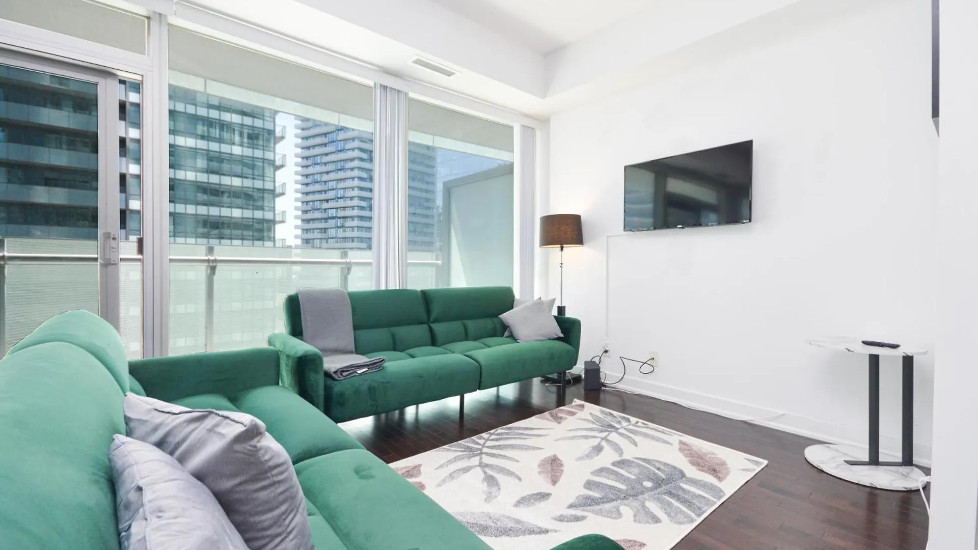 Downtown Toronto Condo Near Cn Tower, Scotiabank Arena, Rogers Centre, Union Station 0*,