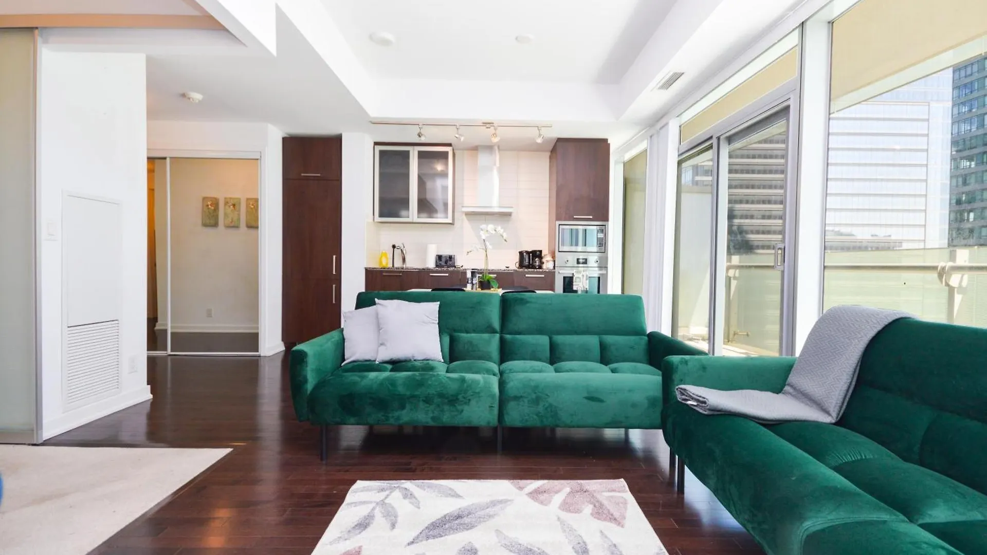 Downtown Toronto Condo Near Cn Tower, Scotiabank Arena, Rogers Centre, Union Station Apartment