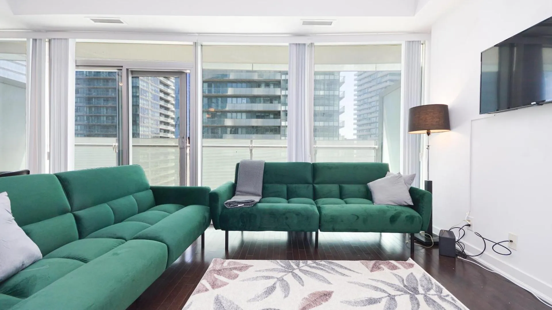 Downtown Toronto Condo Near Cn Tower, Scotiabank Arena, Rogers Centre, Union Station