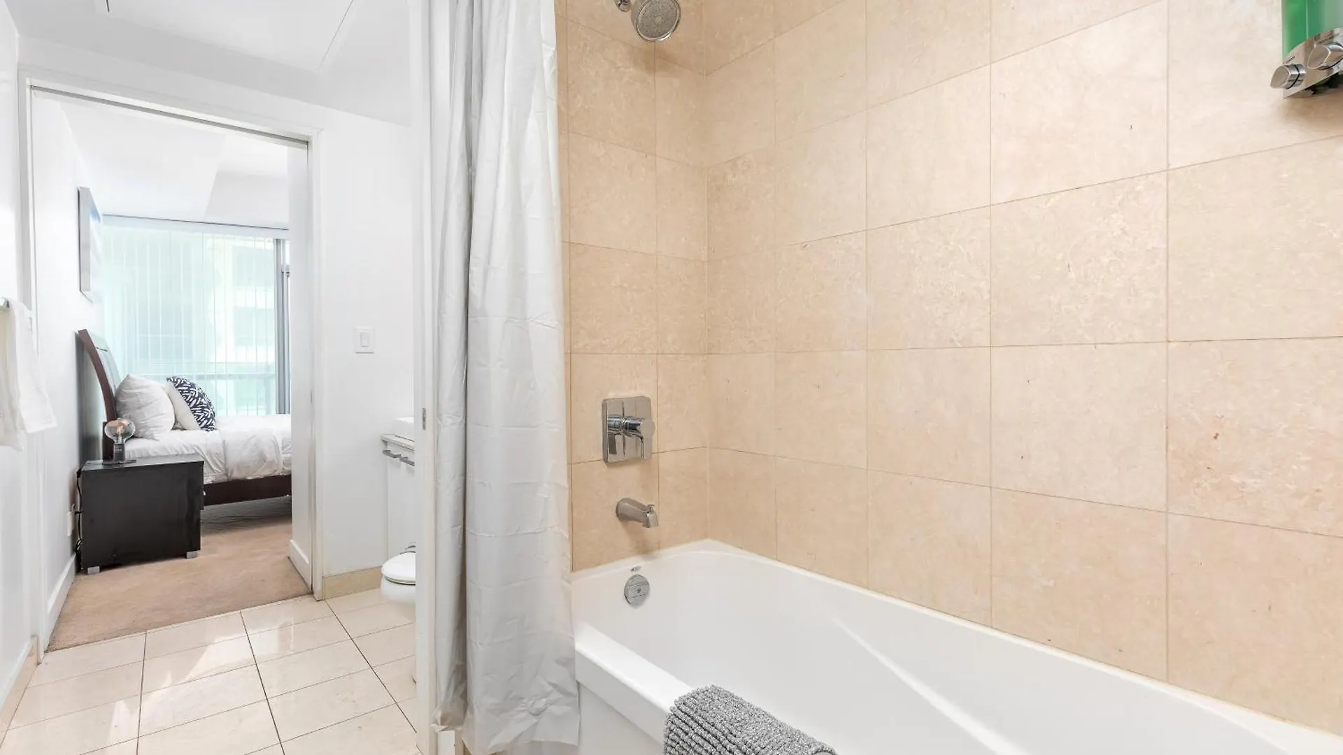 Downtown Toronto Condo Near Cn Tower, Scotiabank Arena, Rogers Centre, Union Station Apartment