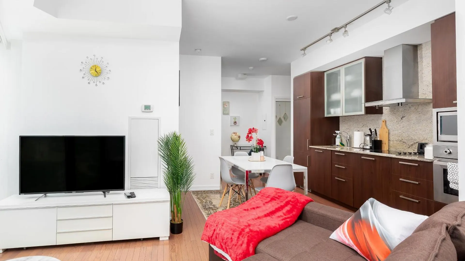 Downtown Toronto Condo Near Cn Tower, Scotiabank Arena, Rogers Centre, Union Station Apartment