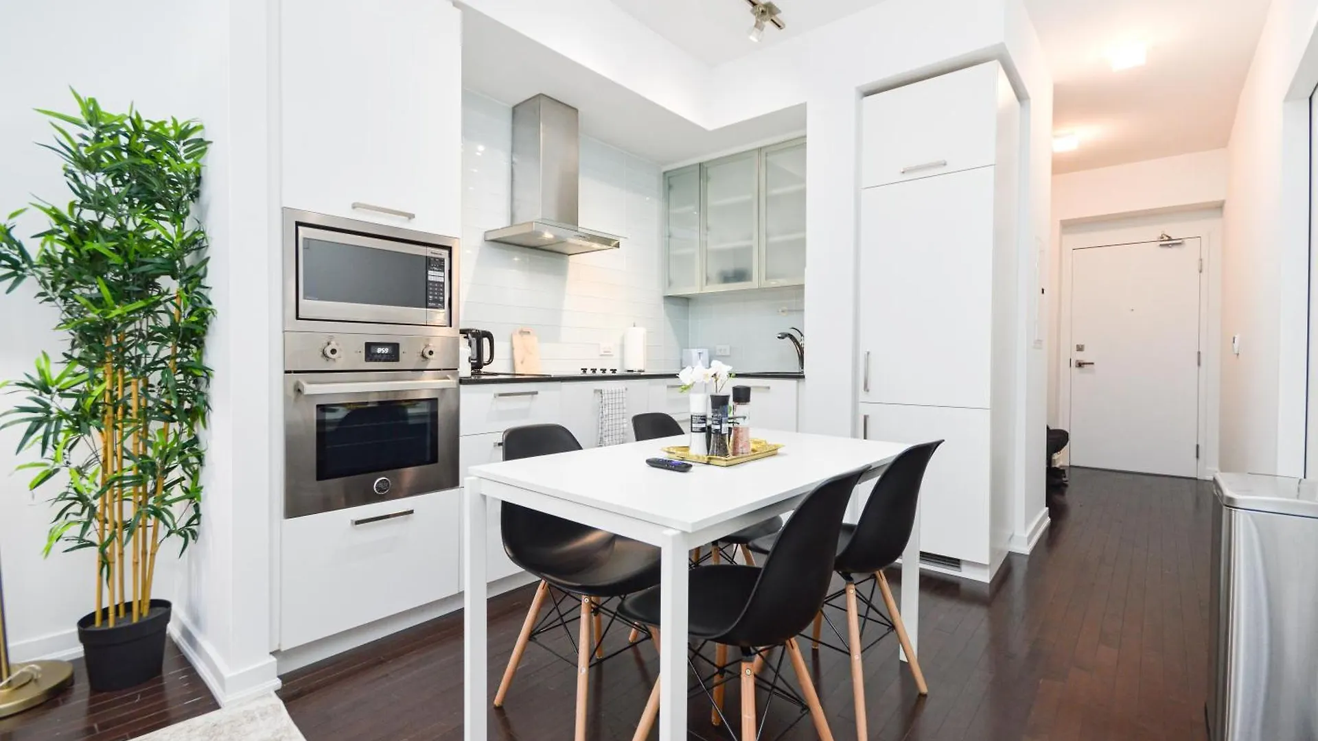 Downtown Toronto Condo Near Cn Tower, Scotiabank Arena, Rogers Centre, Union Station