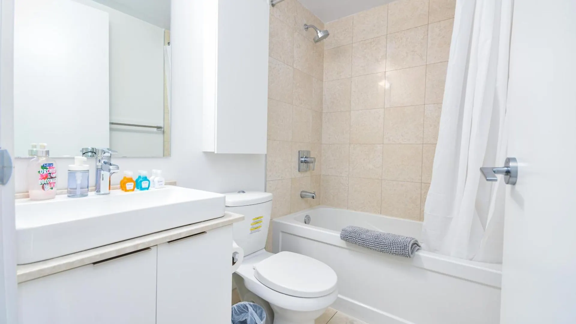 Downtown Toronto Condo Near Cn Tower, Scotiabank Arena, Rogers Centre, Union Station Canada