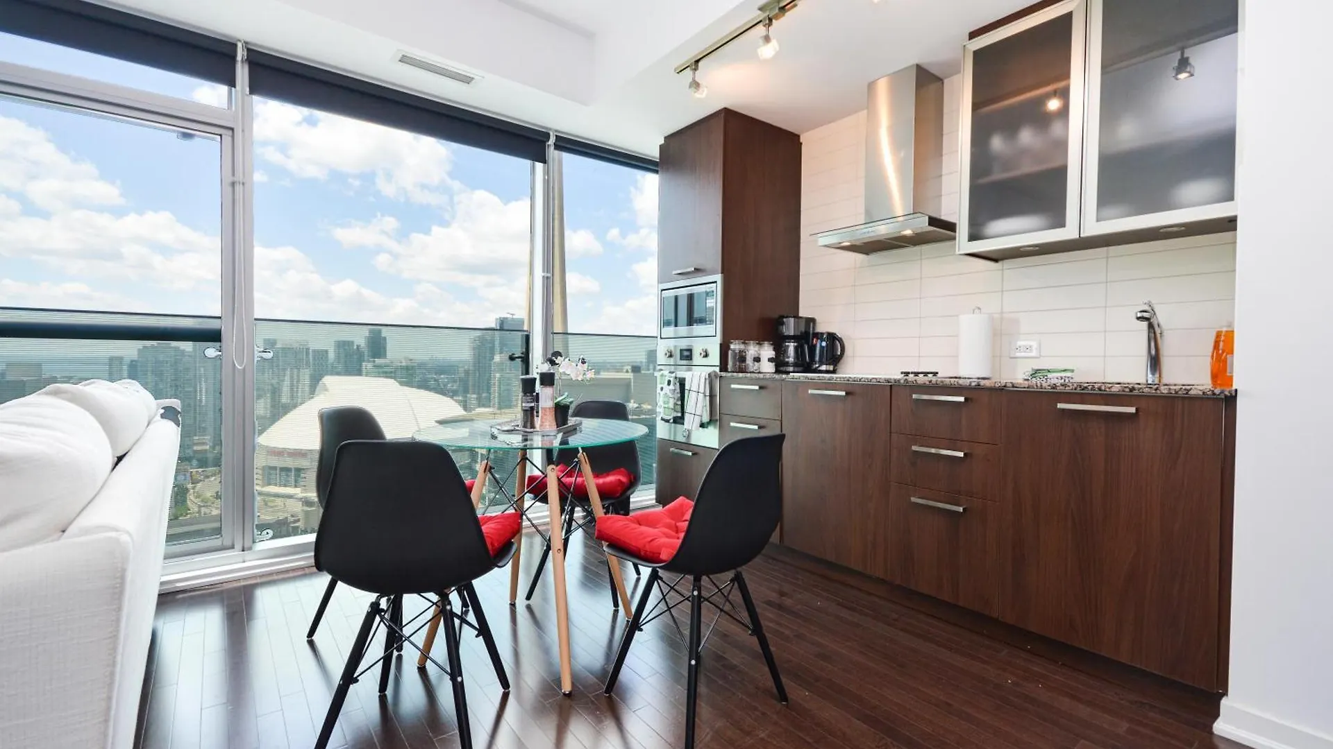 Downtown Toronto Condo Near Cn Tower, Scotiabank Arena, Rogers Centre, Union Station 0*,