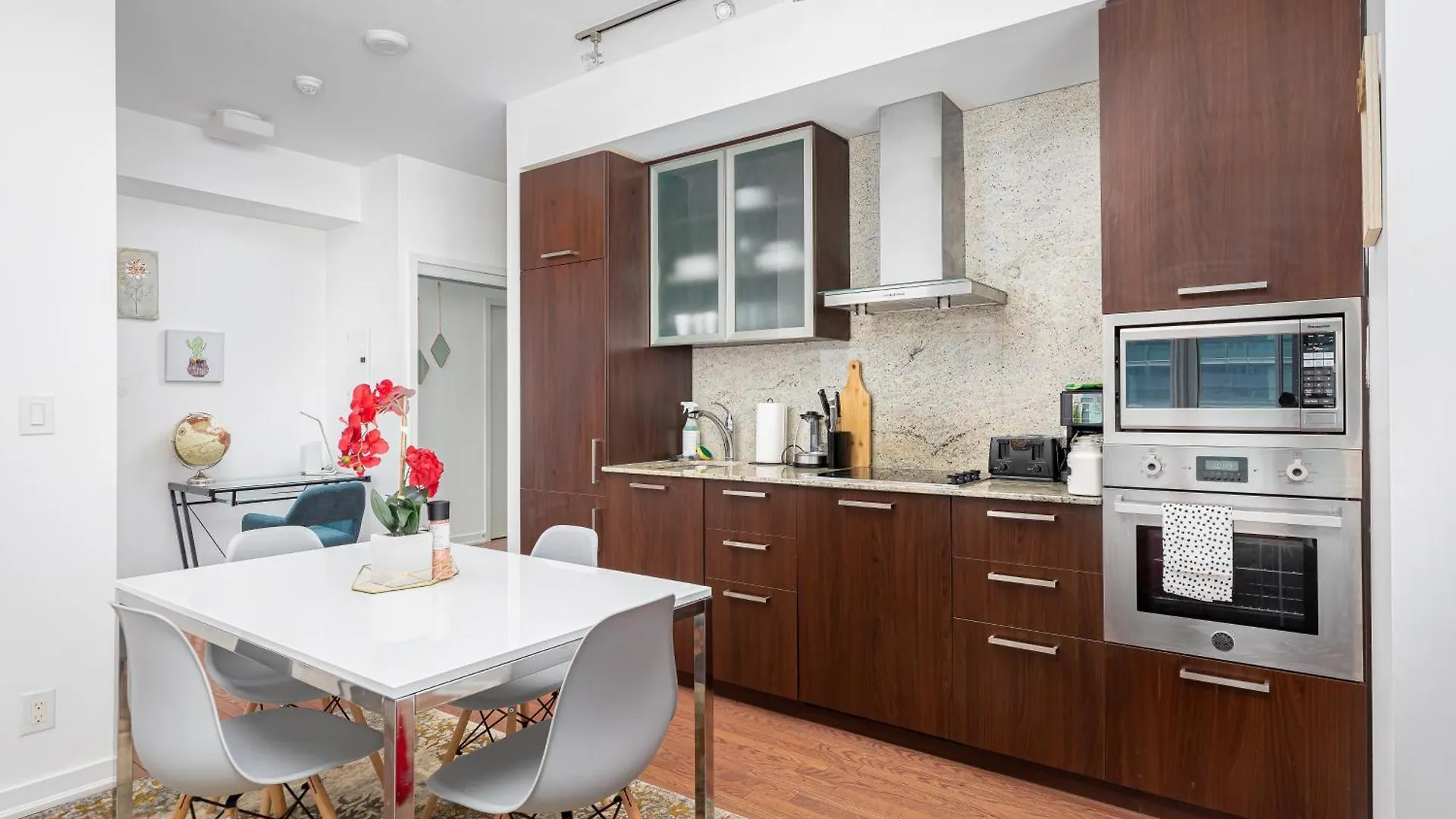 Downtown Toronto Condo Near Cn Tower, Scotiabank Arena, Rogers Centre, Union Station